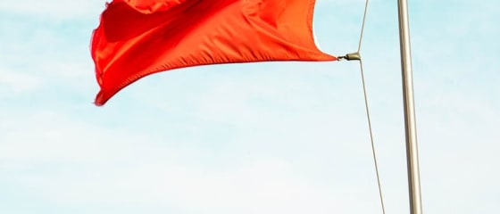 Nagy vörös zászlók, amelyek online kaszinó csalásokat jeleznek